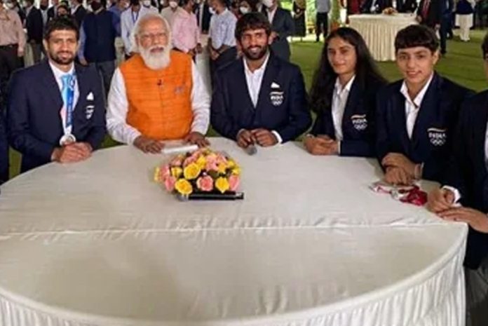 PM Modi to Vinesh Phogat: 'Don't get bogged down by defeat' PM Modi to Vinesh Phogat: 'Don't get bogged down by defeat'