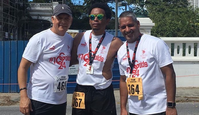 TTOC president Brian Lewis, centre, is flanked by Agriculture Minister Clarence Rambharat,left, and Mayor of Port of Spain Joel Martinez, who completed in the T&T International Marathon (TTIM) in 2019.  courtesy TTOC