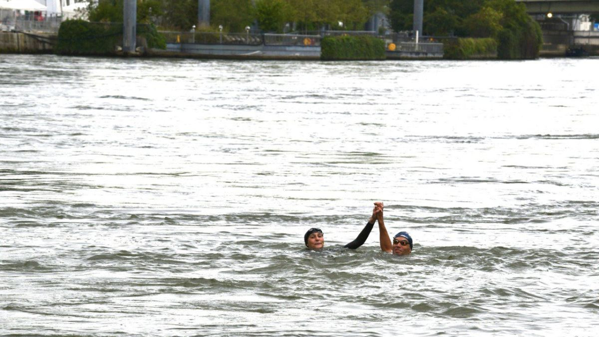 French Sports Minister Amelie Oudea-Castera swam in the Seine. X @AOC1978 (Image obtained at insidethegames.biz) French Sports Minister Amelie Oudea-Castera swam in the Seine. X @AOC1978 (Image obtained at insidethegames.biz)