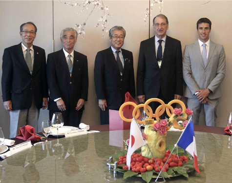 Tsunekazu Takeda and Denis Masseglia, respective Presidents of the Japanese Olympic Committee and French Olympic Committee, were joined at the special signing by former Olympic canoeing champion Tony Estanguet (far right), a member of the International Olympic Committee ©CNOSF