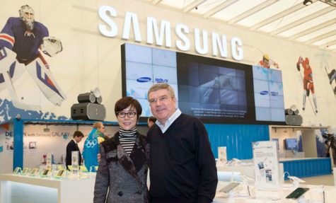 Thomas Bach visiting the Samsung Galaxy studio during the Winter Olympics in Sochi in February alongside leading Samsung official, Younghee Lee ©IOC/Ian Jones